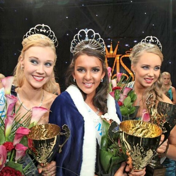 Vuonna 2012 Saran kutreille painettiin Miss Suomen tiara. Vasemmalla toinen perintöprinsessa Viivi Suominen ja oikealla ensimmäinen perintöprinsessa Sabina Särkkä, joka viime kuussa oli osa Marin-kohua. Vuonna 2012 Saran kutreille painettiin Miss Suomen tiara. Vasemmalla toinen perintöprinsessa Viivi Suominen ja oikealla ensimmäinen perintöprinsessa Sabina Särkkä, joka viime kuussa oli osa Marin-kohua.