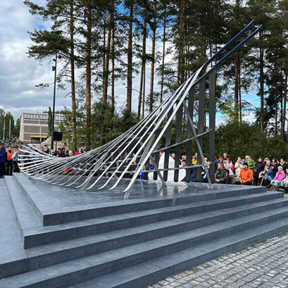 Matti Nykäsen mielipiteitä jakava muistomerkki julkistettiin Jyväskylässä – tältä 140 000 euroa maksanut teos näyttää: kuvat! Matti-patsas