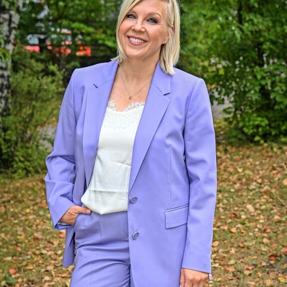 Viherpeukalona tunnettu Vappu Pimiä pyrkii omavaraisuuteen, mutta ei vertaa itseään Maajussille morsian -ohjelman sankareihin. Viherpeukalona tunnettu Vappu Pimiä pyrkii omavaraisuuteen, mutta ei vertaa itseään Maajussille morsian -ohjelman sankareihin.