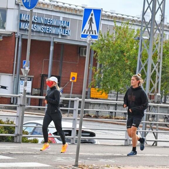 Helsingin Etelärannassa poppari jäi hetkeksi kullastaan jälkeen. Hän kuitenkin kiri eron kiinni kohta. Helsingin Etelärannassa poppari jäi hetkeksi kullastaan jälkeen. Hän kuitenkin kiri eron kiinni kohta.