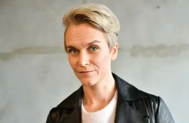 Ex-kohupoliisi Kristiina Komulainen palasi koulun penkille: "Sparraan omia johtamistaitojani"