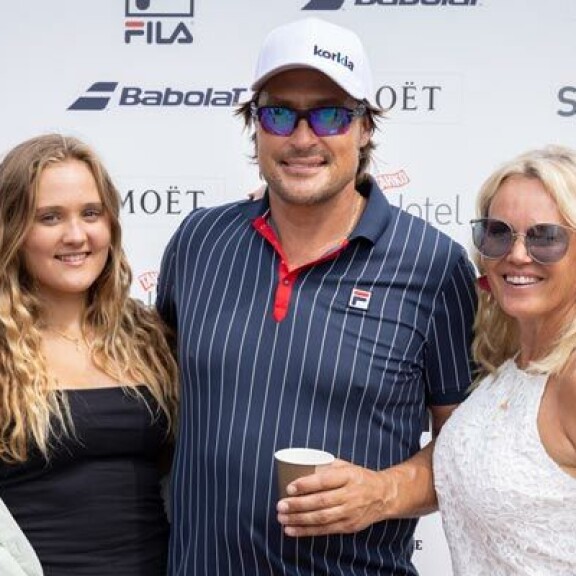 Teemu ja Sirpa poseerasivat Seiskalle yhdessä kesällä ripille päässeen Veera-tyttärensä kanssa Bermudan kannu -tennisturnauksessa heinäkuussa. Teemu Selänne ja Sirpa