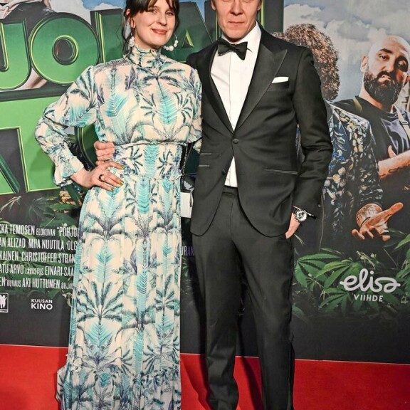 Rullalautailun lisäksi Tuukan intohimona on ratsastus. – Olemme panostaneet lomailuun ja tehneet yhdessä pieniä juttuja kiireenkin keskellä, Olga kertoo. Rullalautailun lisäksi Tuukan intohimona on ratsastus. – Olemme panostaneet lomailuun ja tehneet yhdessä pieniä juttuja kiireenkin keskellä, Olga kertoo.