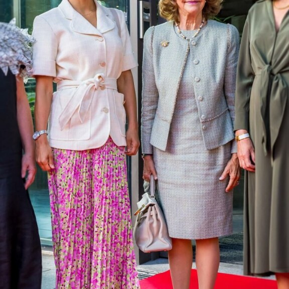 Victoria ja Silvia edustivat jakkutyyleissään. kruununprinsessa Victoria, kuningatar Silvia