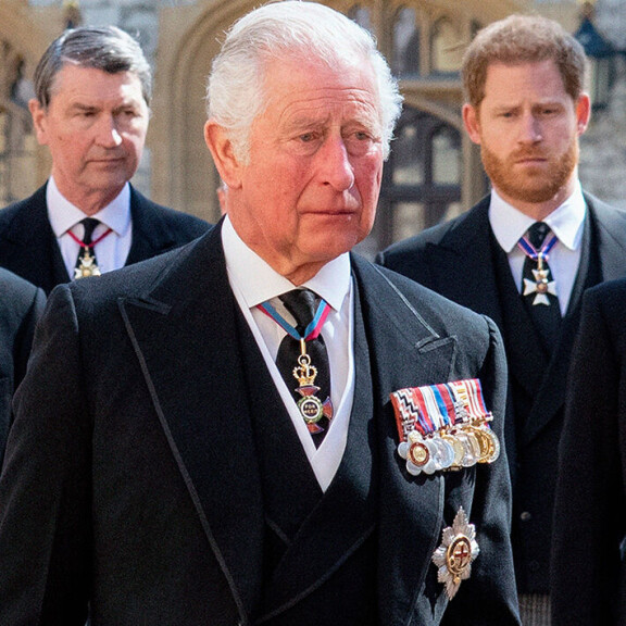 Harry on arvostellut Charlesia muun muassa kasvattajana ja siitä, että tämä lopetti maksamasta pojalleen miljoonien vuosittaisen talousavun. Prinssi Charles ja Sussexin herttua Harry