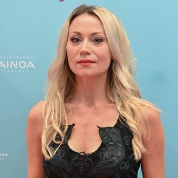 Anna Eriksson, 45, palkittiin Espoo Ciné -palkinnolla. Hän sai 3 000 euron arvoisen Valofirman lahjakortin tulevia elokuvaprojektejaan varten. Anna Eriksson, 45, palkittiin Espoo Ciné -palkinnolla. Hän sai 3 000 euron arvoisen Valofirman lahjakortin tulevia elokuvaprojektejaan varten.
