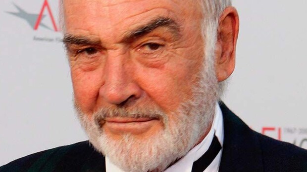Sean Conneryn 93-vuotias leski kantoi miehensä tuhkia bilejunassa pitkin Skotlantia - lapsenlapsi juhli villisti cooleri päässään sean connery
