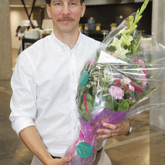 Aku toi Sonjalle kauniin kukkakimpun. Aku Hirviniemi