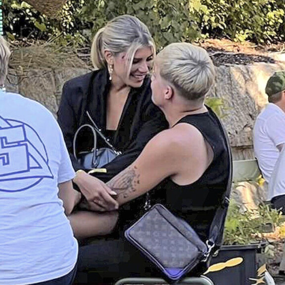 Linda käyttää Williamia paitsi Vuiska-laukkunsa telineenä myös istuimenaan hyvin tuttavallisella tavalla... William ja Linda Manuella