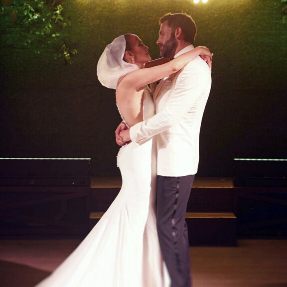 Kaunis valokyltti koristaa hääpotrettia. Jennifer Lopez ja Ben Affleck