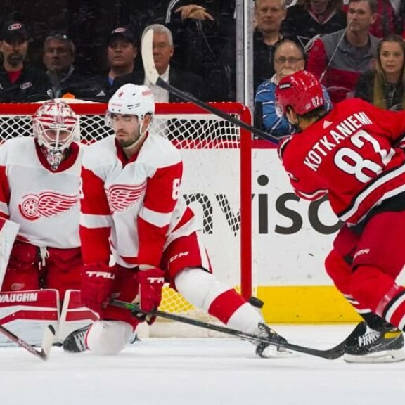 Jesperi on pelannut kelpo kiekkoa Pohjois-Carolinassa. Hurricanesin 'suomalalaismafiaan' lukeutuvat myös Sebastian Aho, Teuvo Teräväinen ja Antti Raanta. Jesperi on pelannut kelpo kiekkoa Pohjois-Carolinassa. Hurricanesin 'suomalalaismafiaan' lukeutuvat myös Sebastian Aho, Teuvo Teräväinen ja Antti Raanta.