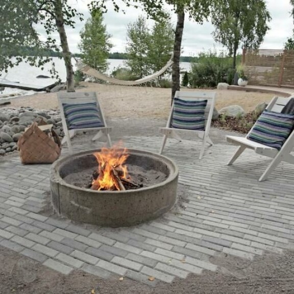 Mökki on Ilelle rauhoittumispaikka, eikä hän halua rehkiä siellä liikaa. Mökki