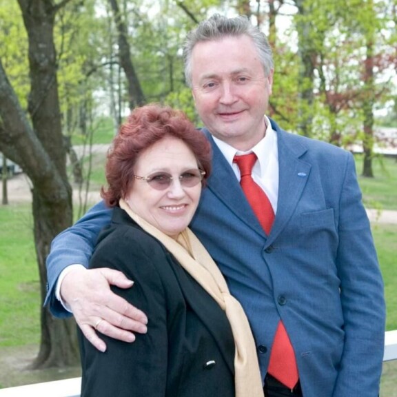 Jukka ja Sirpa ovat löytäneet toisensa jo 60 vuotta sitten. Sirpa muistetaan esimerkiksi Levyraadin kymmenvuotisena vakijäsenenä. Jukka Kuoppamäki