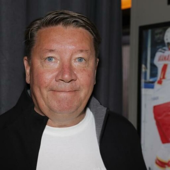 Jokerit-kohun keskellä oleva Jari Kurri lopetti piilottelun - ilmestyi yllättäen julkkistapahtumaan Vanessa-vaimonsa kanssa: 'En mä nyt mitään...' Jari Kurri.