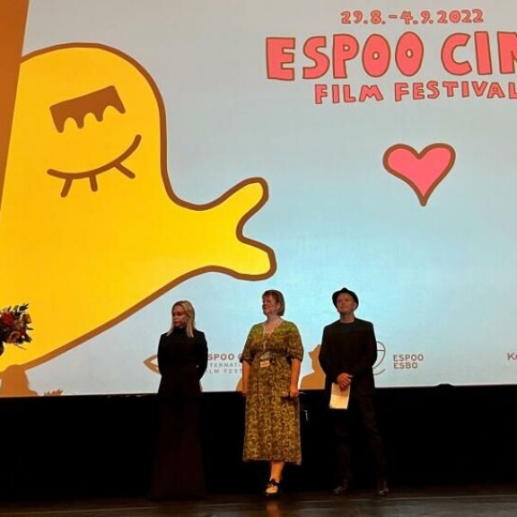 Espoon Kulttuurikeskuksessa Annalle (vas.) pystin ojensi palkinnon edellisvuoden voittaja Paula Vesala (2. vas.). Espoon Kulttuurikeskuksessa Annalle (vas.) pystin ojensi palkinnon edellisvuoden voittaja Paula Vesala (2. vas.).