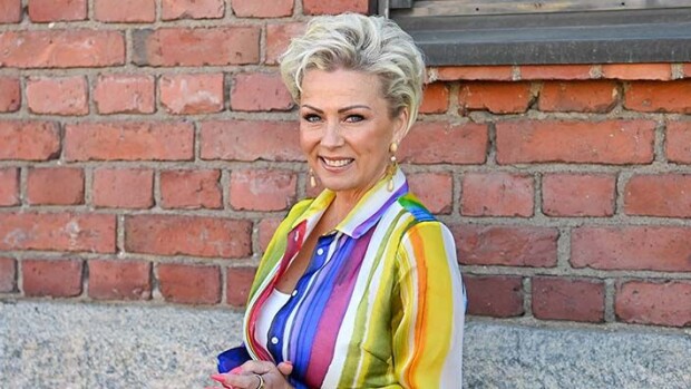 Helena Ahti-Hallberg poseeraa uikkarissa laiturilla ja on ongelman äärellä: ”Mitä ihmettä mä teen?' helena ahti-hallberg