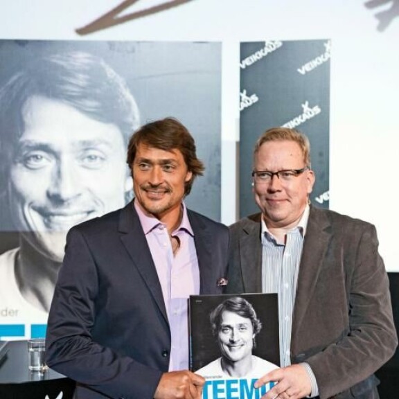 Ari Mennanderin Teemun elämäkerran kirjoittaminen kesti 10 vuotta. Rahavaikeuksiin ajautunut toimittaja sortui petoksiin, ja nyt hän penää omia saamisiaan Teemulta oikeussalissa. Teemu ja Ari