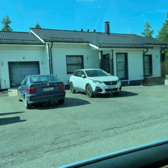 Kaisan auto on jo tuttu näky Villen kodin pihalla. Talo