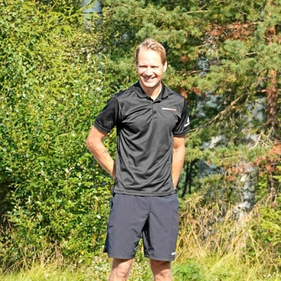 Ex-miehensä kanssa yhä samassa osoitteessa asuva Kaisa viettää öitään ex-maastohiihtäjä Ville Nousiaisen luona. Ville Nousiainen