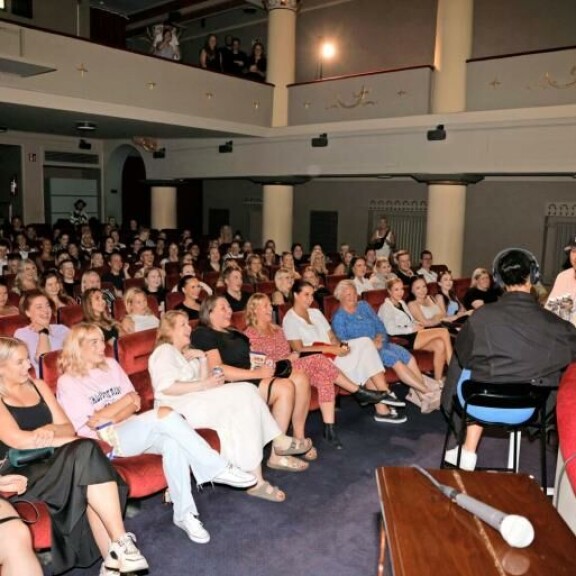 Helsinkiläiseen elokuvateatteriin saapui toistasataa fania kuuntelemaan Nikotellen-podcastin nauhoitusta, kun Niko ja Jenna purkittivat viimeisen yhteisen jakson. Nikotellen