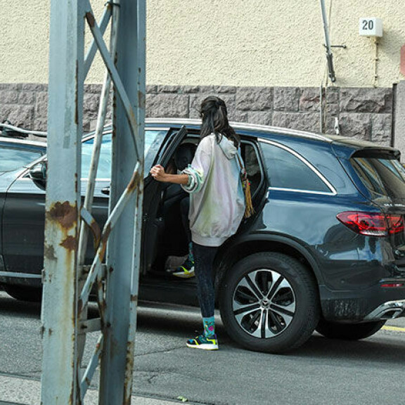 Vaimon paikka on takapenkillä. Vaimon paikka on takapenkillä.