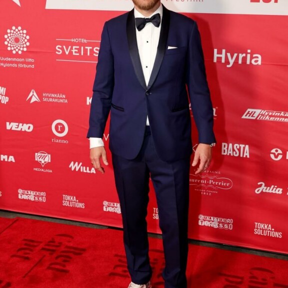 Antti Luusuaniemi on hyvinkääläisen Red Carpet -elokuvafestarin pomo. – Jos Lahti on Suomen Hollywood, niin siinä tapauksessa Hyvinkää on Suomen Cannes! hän nauraa. Antti Luusuaniemi on hyvinkääläisen Red Carpet -elokuvafestarin pomo. – Jos Lahti on Suomen Hollywood, niin Hyvinkää on Suomen Cannes!