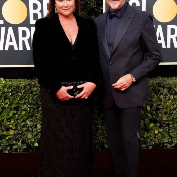 Pariskunta juhli Golden Globe -gaalassa tyylikkäinä mustissaan vuonna 2020. pierce brosnan, keely shae smith
