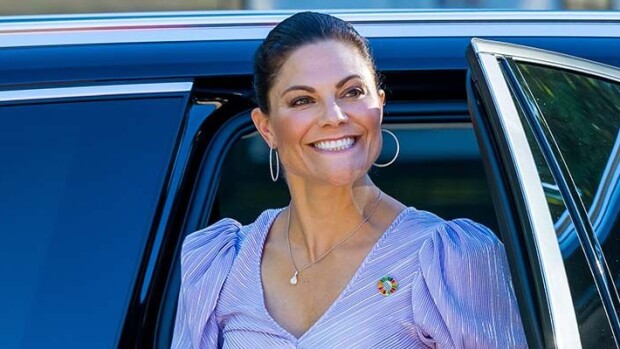 Tyrmäävä asu! Kruununprinsessa Victoria sädehti upeassa leningissä konsertissa kruununprinsessa Victoria
