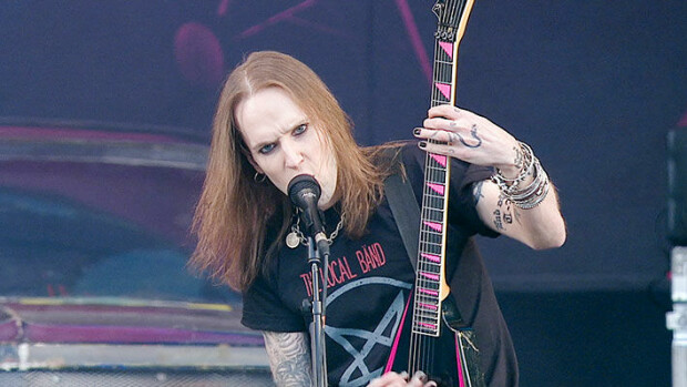Tässä se nyt vihdoinkin on: Alexi Laiho sai komean hautakiven, jossa kitaristia kunnioittava yksityiskohta - kuvat! Alexi Laiho