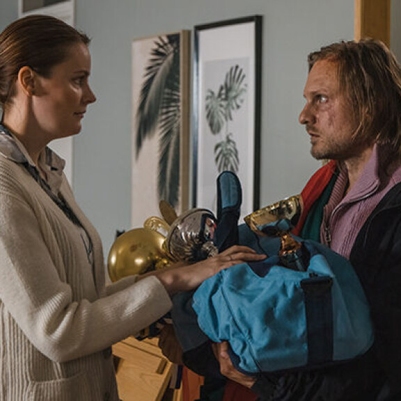 Elokuvassa Severi Saarisen näyttelemän Jarnan puolisoa esittää Katariina Havukainen. Elokuvassa Severi Saarisen näyttelemän Jarnan puolisoa esittää Katariina Havukainen.