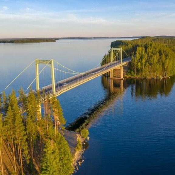 Vääksyläislähtöinen Minna on Asikkalan Raikkaan kasvatti. – Mitä aikuisemmaksi tulee, sitä enemmän on oppinut arvostamaan kotikulmia ja sitä kyläidylliä, Minna sanoo Seiskalle. Kuva Asikkalan Pulkkilanharjulta. Vääksyläislähtöinen Minna on Asikkalan Raikkaan kasvatti. – Mitä aikuisemmaksi tulee, sitä enemmän on oppinut arvostamaan kotikulmia ja sitä kyläidylliä.
