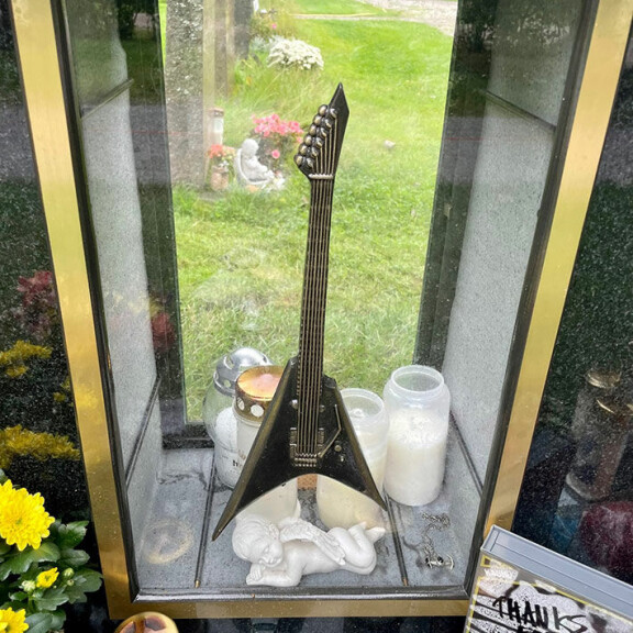 Persoonallisen lasiluukun takana on kitara. Alexi Laiho