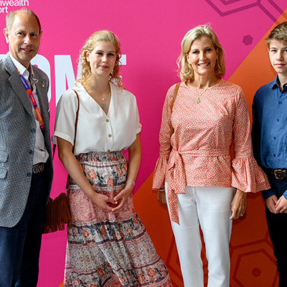 Edward ja Sophie ovat halunneet tarjota lapsilleen Louiselle ja Jamesille mahdollisimman normaalin lapsuuden. Tästä syystä he eivät ole halunneet lapsilleen kuninkaallisia arvonimiä. Wessexin herttuapari Edward ja Sophie sekä Louise ja James