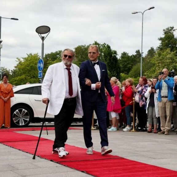 Esko Salminen saapui Red Carpet -elokuvafestivaalipomo Antti Luusuaniemen kanssa Hyvinkään Tähtiraitille. Esko Salminen saapui Red Carpet -elokuvafestivaalipomo Antti Luusuaniemen kanssa Hyvinkään Tähtiraitille.
