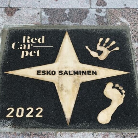 Tältä näyttää Esko Salmisen kunnialaatta Hyvinkään keskustassa. Tältä näyttää Esko Salmisen kunnialaatta Hyvinkään keskustassa.