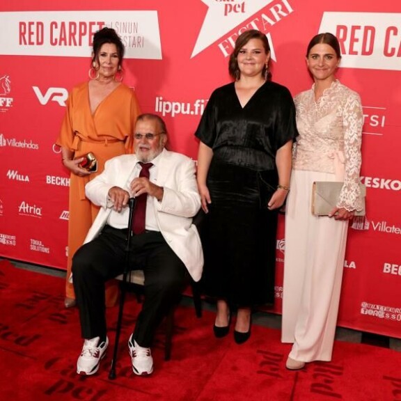 Aino Seppo, Esko Salminen, Kreeta Salminen ja Sonja Salminen Red Carpetin punaisella matolla hotelli Sveitsissä. Aino Seppo, Esko Salminen, Kreeta Salminen ja Sonja Salminen Red Carpetin punaisella matolla hotelli Sveitsissä.