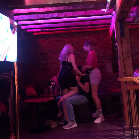 Marja Kihlström (oik.) piti viime viikonloppuna urakalla hauskaa helsinkiläisessä karaokebaari Walliksessa. Marja Kihlström (oik.) piti viime viikonloppuna urakalla hauskaa helsinkiläisessä karaokebaari Walliksessa.