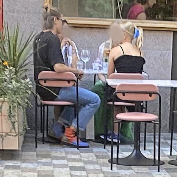 Robin viihtyi terassilla viinillä. Robin