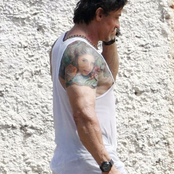 Tämän vaimotatuoinnin Sylvester on peittänyt koiransa kuvalla. sylvester stallone