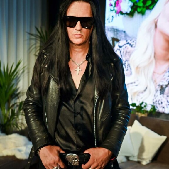 Jyrki 69 on lähes kaksimetrinen. Hänen kengänkokonsa on 45. - Hyvin löytyy buutseja siinä koossa, Jyrki totesi. jyrki 69