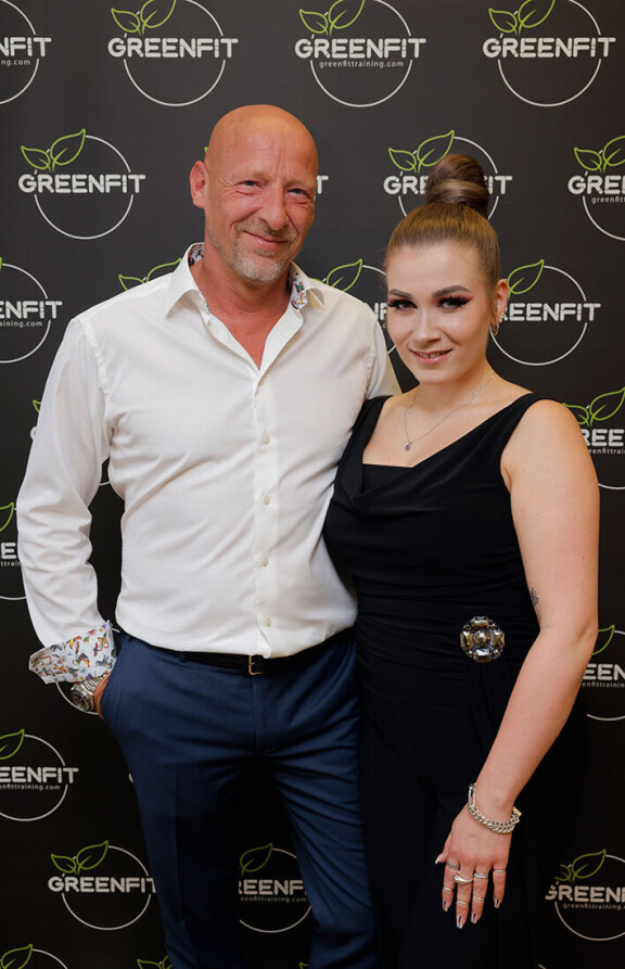 Danny ja Essi tekevät myös töitä yhdessä. sillä mies on toiminut hänen kiertuemanagerinaan. Dannylla on taustaa näyttelijäntyössä, mutta Essi on selventänyt Ilta-Sanomille, että Dannyn päätyö on nykyisin myyntikouluttaja.