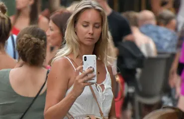 Miksi Sabina Särkkä jäi yksin? Pyysi anteeksi – Sanna Marinin bilekaverit vaikenivat