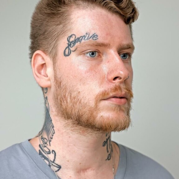 Tomas on ottanut kasvoihinsa tatuoinnin ”forgive” eli ”anna anteeksi”. Tomas Jouhilampi
