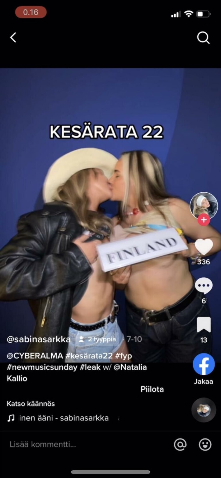 Alman räppikappale on julkaistu myös oheisen tissikuvan kera, jossa poseeraavat Sabina Särkkä ja Natalia Kallio. Kuvakaappaus TikTok-videolta. Sabina särkkä