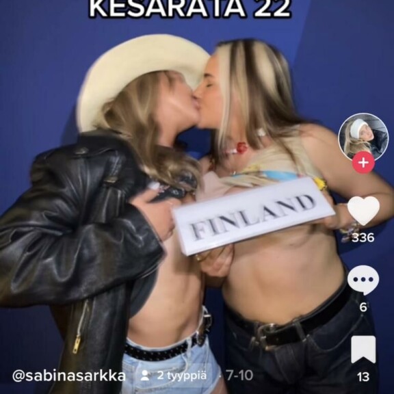 Alman räppikappale on julkaistu myös oheisen tissikuvan kera, jossa poseeraavat Sabina Särkkä ja Natalia Kallio. Kuvakaappaus TikTok-videolta. Sabina särkkä