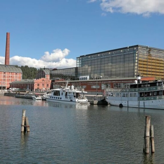 Elokuvan kutsuvierasensi-ilta järjestetään Lahden maineikkaassa, takana komeilevassa Sibeliustalossa. Elokuvan kutsuvierasensi-ilta järjestetään Lahden maineikkaassa Sibeliustalossa.