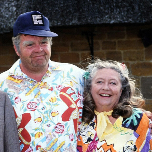 Geoffrey Hughes oli suomalaisille tuttu näyttelijä myös suositusta Sydämen asialla - sarjasta. Geoffrey Hughes