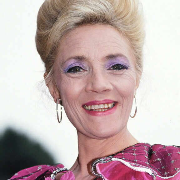 Shirley Stelfox jätti työkiireiden takia Pokka pitää -sarjan ensimmäisen kauden jälkeen. Shirley Stelfox