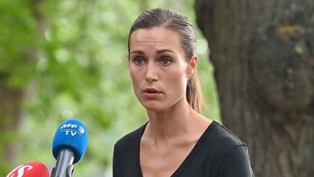 Tätä tissikuvaa Sanna Marin pyytää anteeksi: 'Tuollaista kuvaa ei olisi pitänyt ottaa' sanna marin