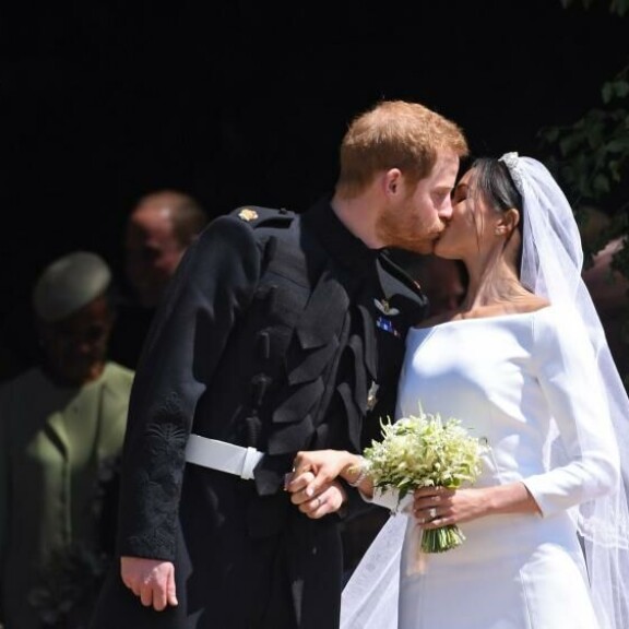 Meghan pukeutui vihkikirkkoon hovin etikettisääntöjen mukaiseen hääpukuun. MEGHAN, HARRY